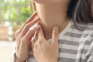 22歲女「喉嚨痛」住院5天身亡！醫師示警：有6狀況快就醫