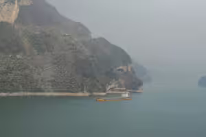 那裡有隻超可愛的狗勾！新打卡景點「小狗山」爆紅　遊客驚呼：太像了