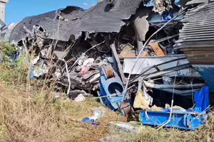 泰起重機砸中火車！「切車廂」釀22死　現場畫面曝光