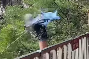 玩高空滑索　狂喊「沒拴緊」仍被推下！女遊客墜谷慘死