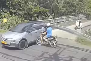 騎士騎車載長條物　竟直接撞進駕駛座