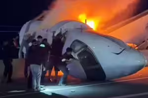 飛機墜毀起火 機身慘斷兩截 飛機墜毀起火 機身慘斷兩截