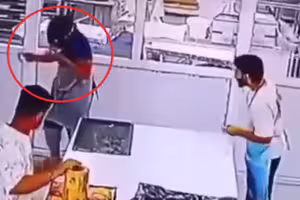 在麵包店開玩笑扔刀 不慎正中同事胸口 在麵包店開玩笑扔刀 不慎正中同事胸口