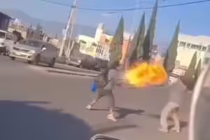 街頭快打旋風?兩男打架「火球狂發」 驚人身份曝光 街頭快打旋風?兩男打架「火球狂發」 驚人身份曝光