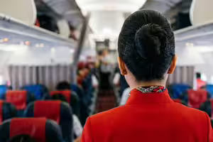 要出事了?搭機空服員突「放下頭髮」 知情人揭背後警訊 要出事了?搭機空服員突「放下頭髮」 知情人揭背後警訊