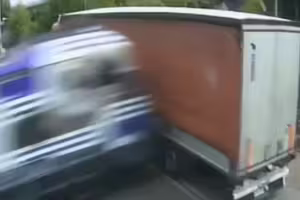 貨車被困鐵軌　遭火車攔腰猛撞