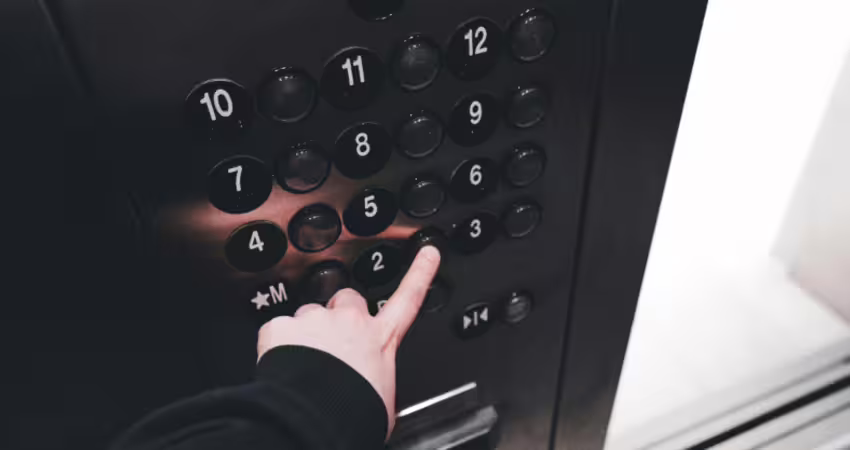 大樓傳惡臭　男住戶困電梯井「反覆輾壓10天」才被發現