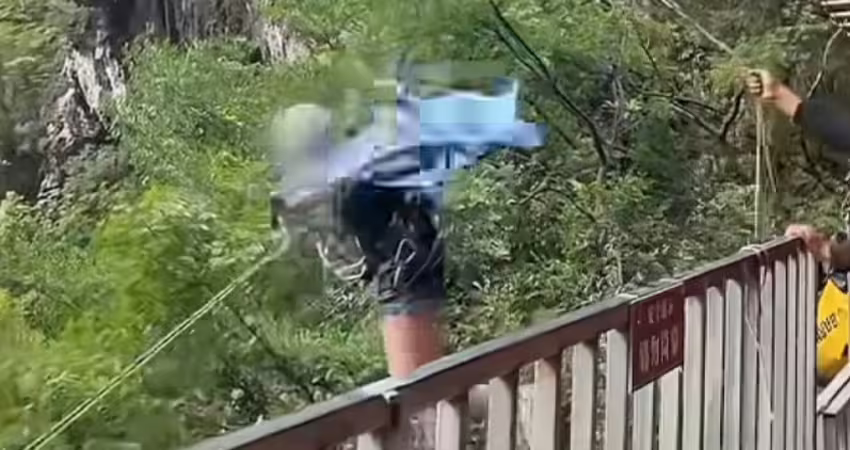 玩高空滑索　狂喊「沒拴緊」仍被推下！女遊客墜谷慘死