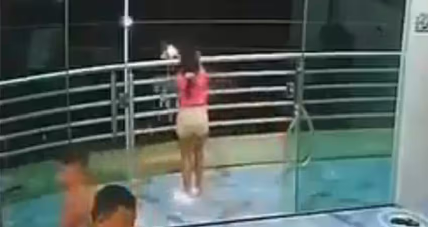 女童玩耍碰一下電線　突爆火光慘了