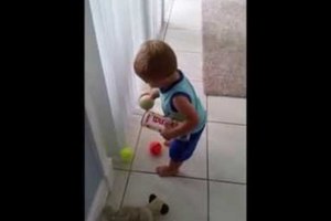  這個小朋友撿地上的球好像永遠都撿不完，當你看了2秒後就會看到原因笑出來了！