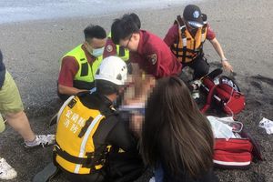 宜蘭大浪2小時連3起溺水吞7人 4死2失蹤1女童倖存