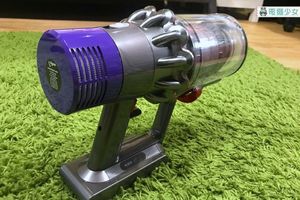 開箱]『 Dyson Cyclone V10無線手持吸塵器 』馬達強力升級 + 多種貼心新功能讓居家打掃變得更輕鬆