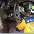 【花蓮大地震】搜救犬「鐵雄」穿梭大樓廢墟之間，發現受困者腿部幫助搜救隊迅速救援!