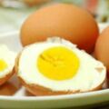 熟雞蛋黃外有一層黑綠色膜，是污染物嗎？告訴你這樣的雞蛋怎麼吃