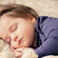 「6歲分房睡」期限，這個謠言已破！科學證實親子共睡好處多