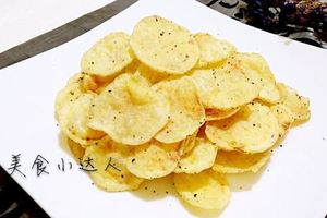 想吃薯片我教你，不用一滴油做出酥脆可口的薯片，色澤金黃好誘人