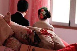 女子結婚陪送豪車現金，婚禮結束後回家，卻隔門聽到婆婆的話……