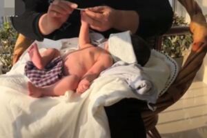 為了退黃疸，媽媽讓寶寶在陽台曬太陽，網友：這樣做有用嗎？