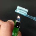 她拿出打火機對著牙刷燒了幾秒「奇蹟竟然出現」，從今天開始我再也不會把舊牙刷丟掉！