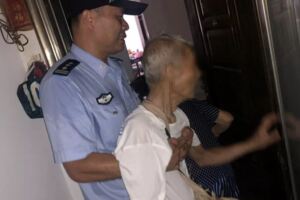 89歲老人帶著裝滿現金的書包去銀行，結果被民警抱回家！