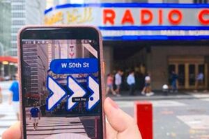 路痴從此自信地走！　Google地圖新功能「實境導航」貼心箭頭直接指路