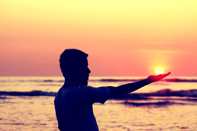 sun-in-hand-693382_640.jpg
