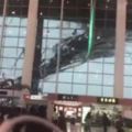 人民網》南昌機場航站樓頂部屋簷被大風吹落無人傷亡(youtube)