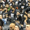 上百聲援反送中民眾著黑衣 現身NBA籃網賽事