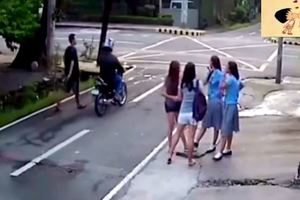 4名美少女學生「在路邊等車」還說說笑笑，沒想到....注意「00:23秒」監視器錄下的超恐怖一幕！