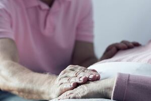 自己決定「善終」的尊嚴！明年《病主法》上路，可預立「拒絕插管、流體餵養」