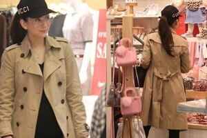 天王嫂方媛攜媽媽上街購物，挺5個月孕肚四肢卻纖細如少女