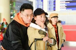 張嘉倪被富二代老公寵上天，走路不用腿，網友：有點刻意