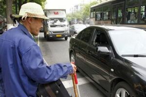 一位失明老人搭計程車，下車時計費器顯示140元…不料司機居然說了「這番話」！