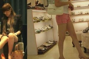 拿鞋子讓人妻試穿，一旁老公竟大罵：幹嘛偷看她的腿？沒想到店員「神回」２人落荒而逃！