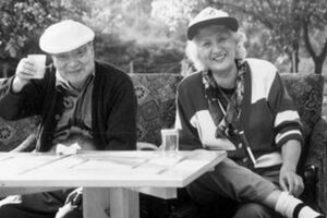 一生四段婚姻，一直在送別，走到最後剩自己，晚年感慨只嫁對一人