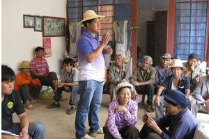 曾經因為窮，他花7年才讀完初中，如今，他帶著彝族阿媽在山裡「種草藥」！