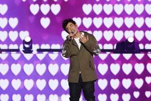 在輕鬆賺錢和困難做事之中，52歲的任賢齊選擇了後者，一次次地挑戰自己的無限可能。