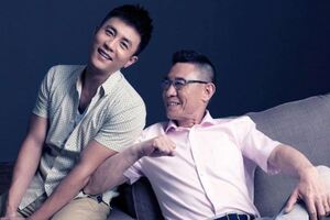 不顧三婚貌美妻子，63歲出軌45歲女粉絲甚至還懷孕，與兒子同成過街老鼠