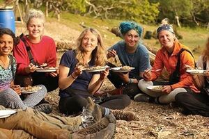 荒野求生實境秀「10人苦撐1年」！終於結束回家才傻眼發現「節目老早就停播」！