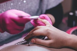 預約美甲付了訂金500元，因事情耽誤遲了2分，店家訂金不退還PO文公審她