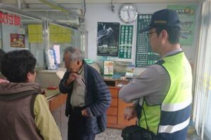 超狂阿公「到農會提領100萬」行員請來警察怕他詐騙，查清事實後原來他是把錢這樣用！真的超狂啊！