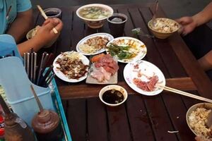 家裡沒錢4孩子全餓昏，好心男霸氣點一桌菜「不能餓到孩子！」