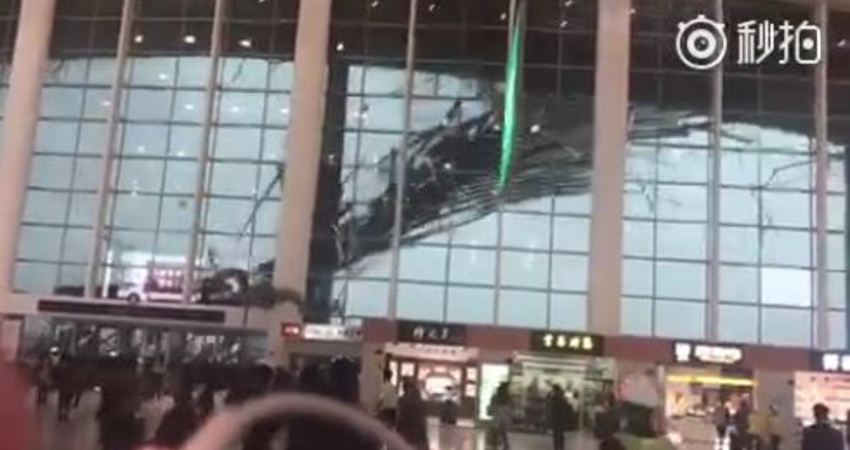 人民網 南昌機場航站樓頂部屋簷被大風吹落無人傷亡 Youtube 秋 Fun01 創作分享 人民網 南昌機場航站樓頂部屋簷被大風吹落無人傷亡 Youtube 秋 Fun01 創作分享
