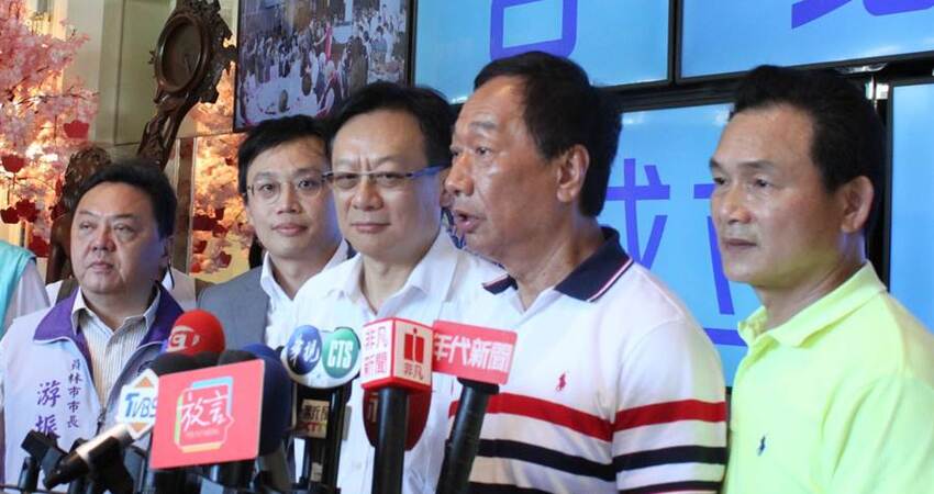 郭台銘以無黨籍進攻 郭幕僚對 郭柯會 發表意見 秋 Fun01 創作分享 郭台銘以無黨籍進攻 郭幕僚對 郭柯會 發表意見 秋 Fun01 創作分享