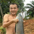 男子抓到49斤烏魚已經爽翻天，沒想到這條魚的肚子裏竟然還藏著一塊「稀世珍寶」......居然賣到了天價！