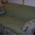 三名大學生花了20美元買回了一張舊沙發，但總覺得沙發下好像怪怪的...沒想到一掀開竟讓全部人都尖叫....！