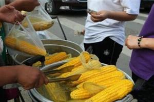 警惕!街頭煮玉米已經傷害了上萬人，他們竟然在玉米裡加入【這種東西】，看完你還敢吃嗎？