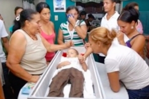 巴西2歲亡童下葬前突然【坐起來要水喝】...爸爸超驚恐之餘趕忙拿水，沒想到下一秒男童居然.....現場的人全被嚇得放聲尖叫！