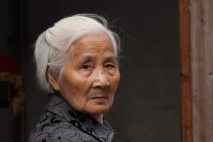 媽媽被小兒子媳婦打到遍體麟傷卻死都不說出財產下落！過幾年後，她死了！大兒子把淚滴在她的臉，此時她卻突然爬起來說出...