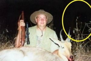 男子晚出獵鹿後拍照留念，回家查看照片時一家人被嚇得直發抖！